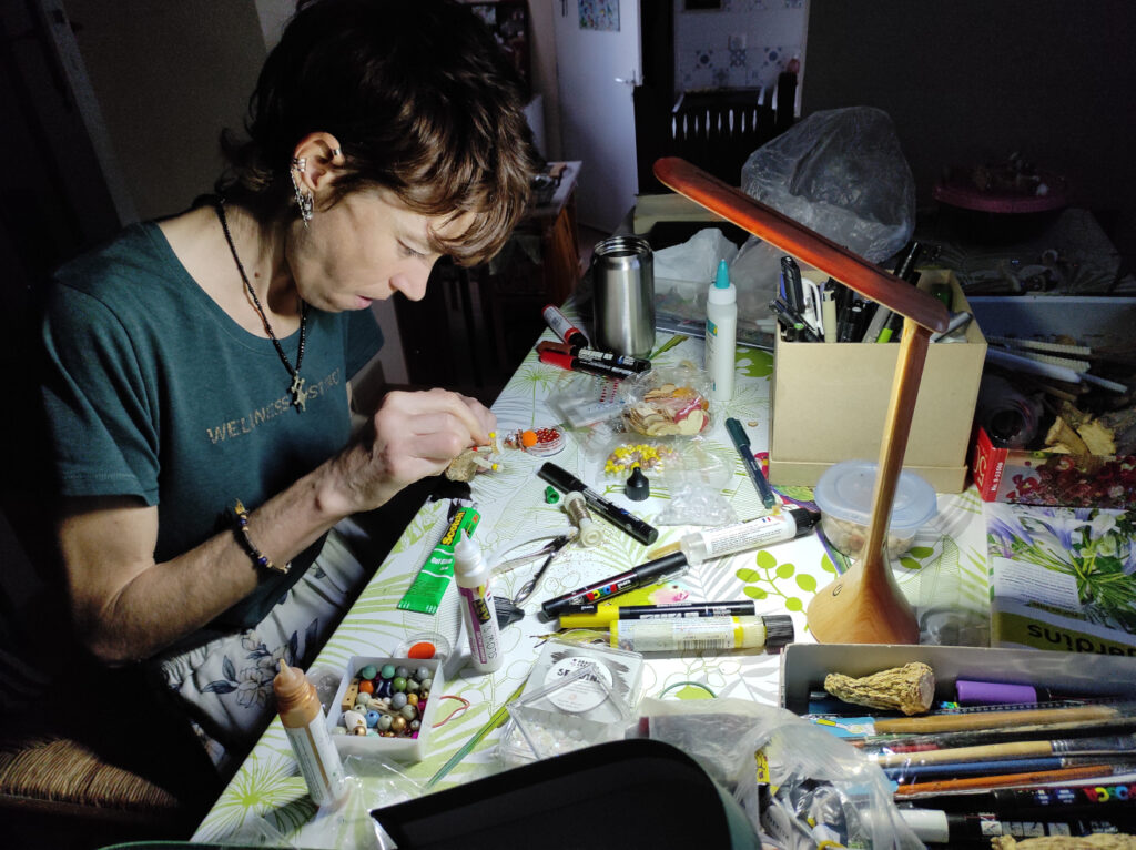 Delphine Collet dans son atelier